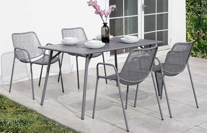 outdoor dining table and chairs good